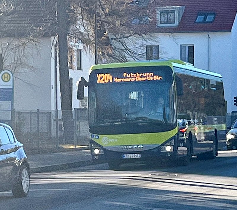 Der neue Schnellbus X204 an der Haltestelle "Ortsmitte" in der Putzbrunner Straße