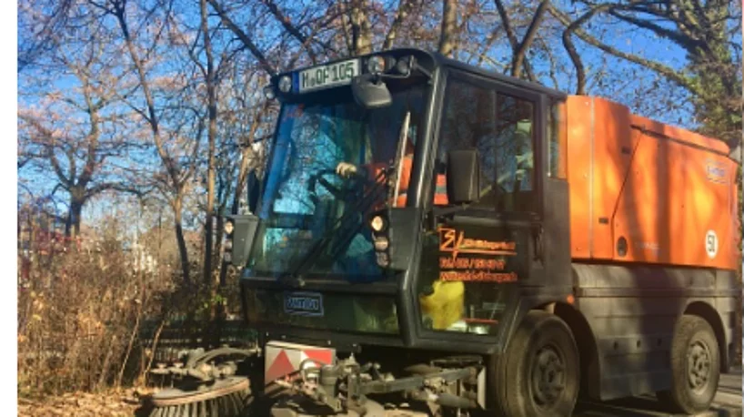 Kleine Kehrmaschine im Einsatz Kleine Kehrmaschine im Einsatz